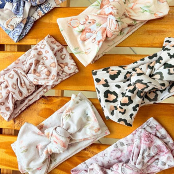 VINCHA ANCHA ESTAMPADA C/ MOñO X6 CON BRILLO
