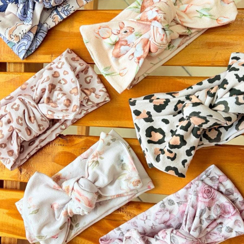 VINCHA ANCHA ESTAMPADA C/ MOñO X6 CON BRILLO