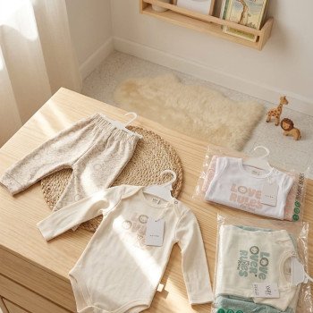 CONJUNTO BODIE + BABUCHA PLUSH ESTAMPADA T. 3/6 - 6/9 - 12/18