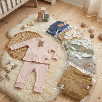 CONJUNTO CAMPERA WAFLE C/ BROCHE + BABUCHA LISO T. 0 AL 2