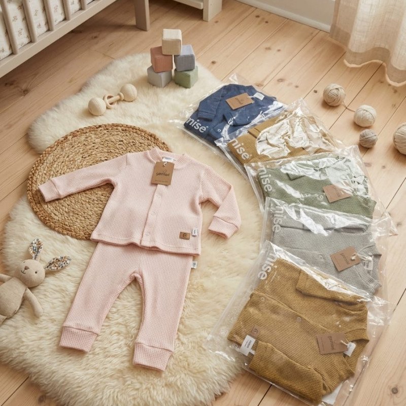 CONJUNTO CAMPERA WAFLE C/ BROCHE + BABUCHA LISO T. 0 AL 2